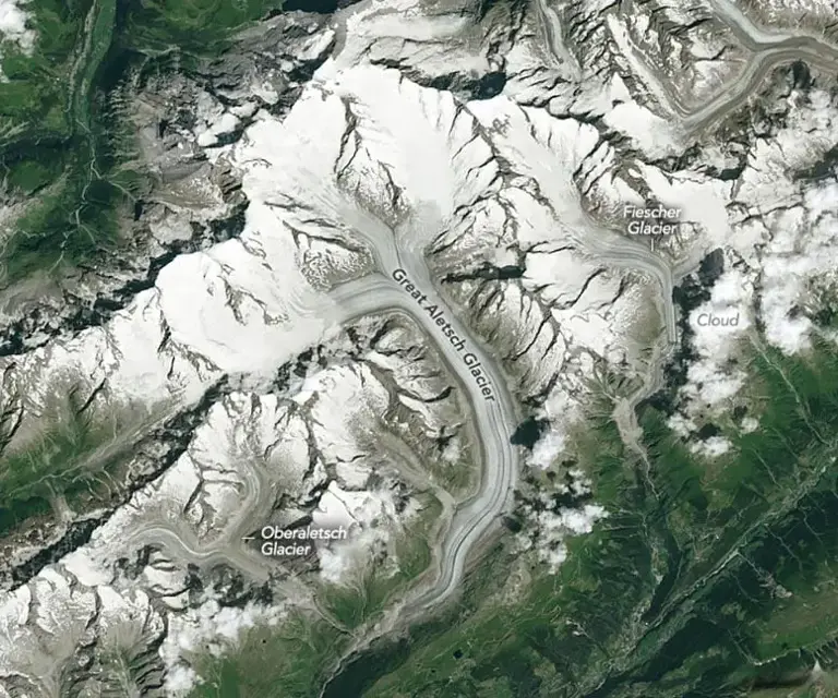 阿尔卑斯山正在融化：太空拍摄的四十年冰川消融对比图