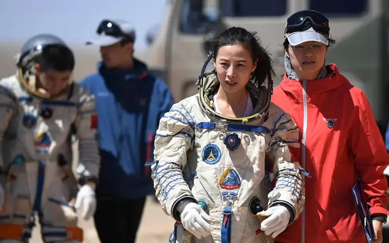 机器人小航再次亮相空间站，神舟二十号4月出征？首任女指令长？ 空间站机器人再亮相，首位女指令长要来？神舟二十号4月出征？