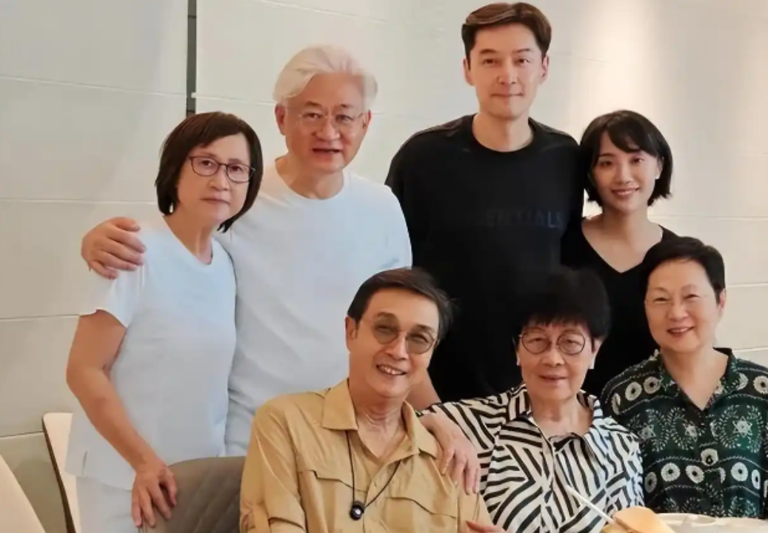 胡歌一家九华山被偶遇，2岁女儿漂亮可爱像爸爸，奶声奶气喊爷爷超萌