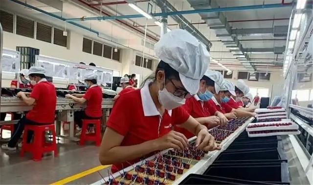 关税战全面爆发，首个亮白旗的国家已经出现，中国又一路径被堵死