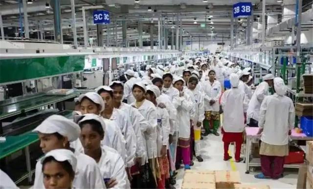 关税战全面爆发，首个亮白旗的国家已经出现，中国又一路径被堵死