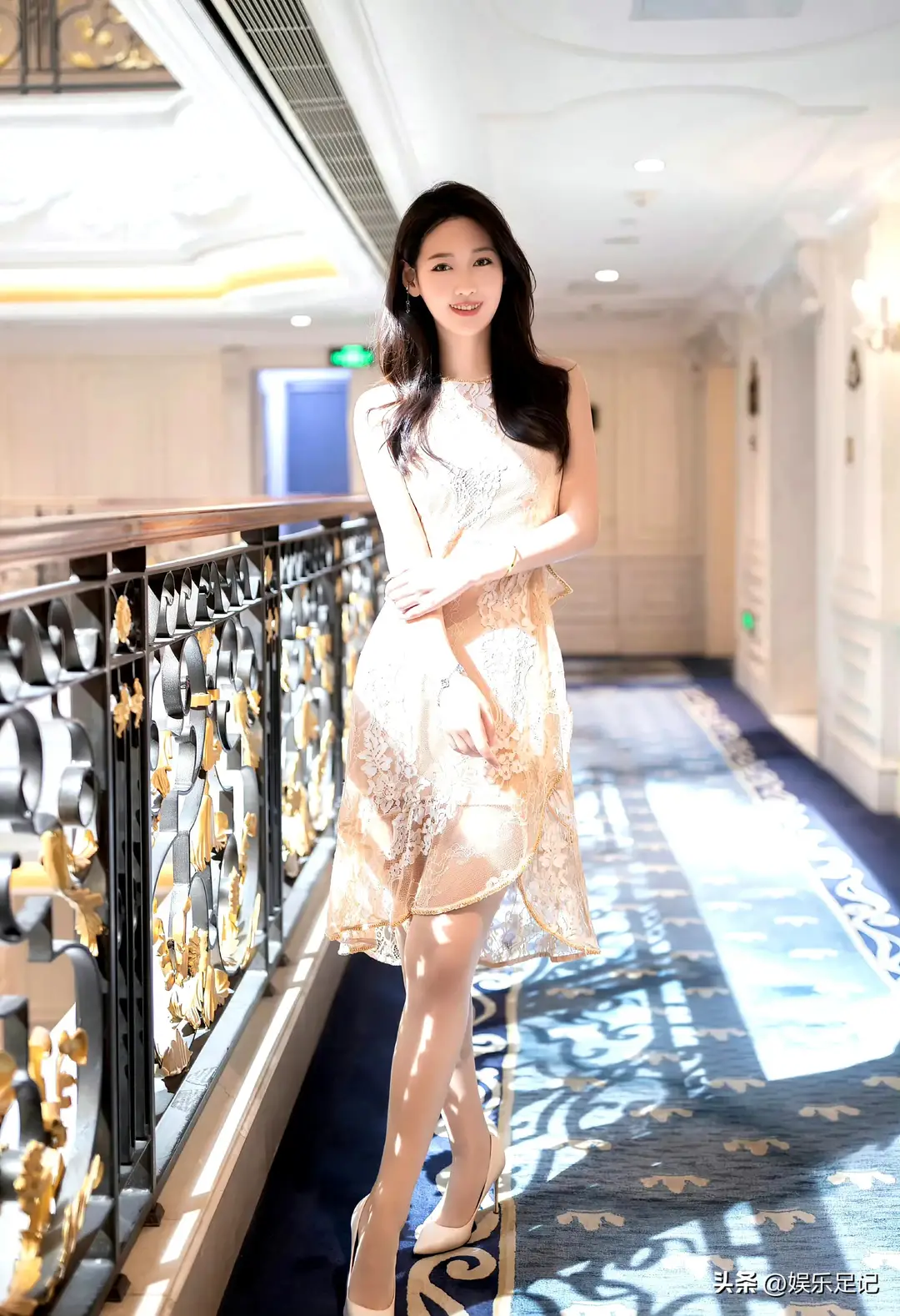 唐安琪，轻纱透装