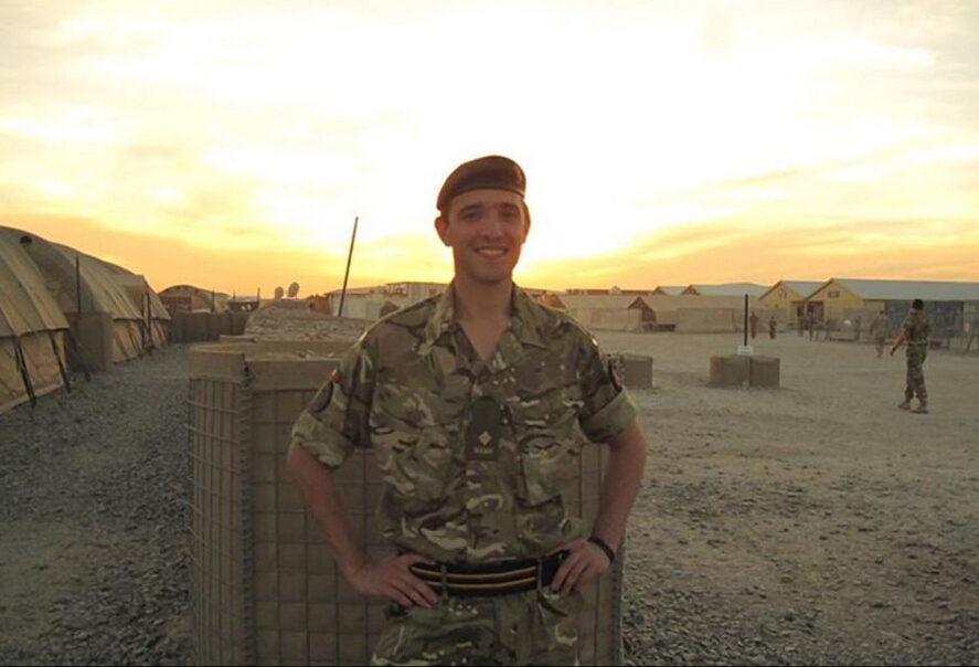 英国陆军上尉变性成美女