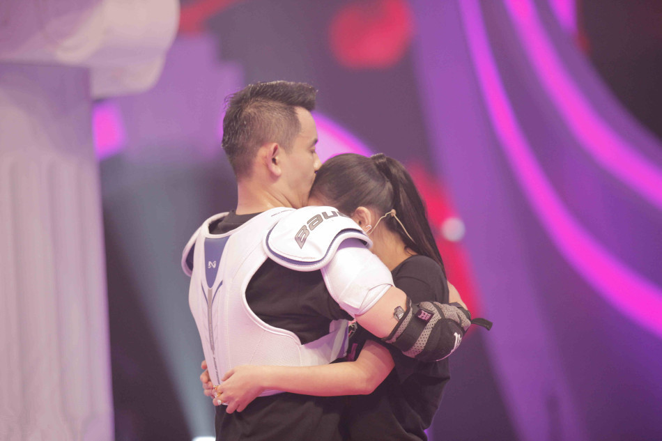 李响单膝跪地求婚孙骁骁 二人感动拥吻