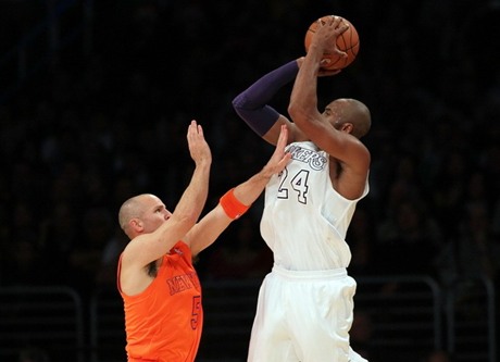 圣诞大战 科比面对防守干拔投射