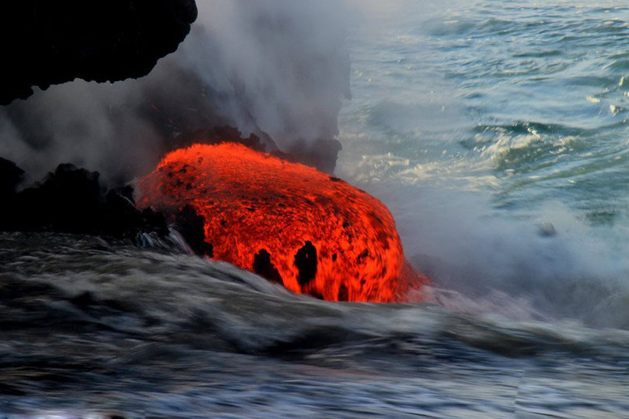 踩着火球拍摄的震撼画面 岩浆入海