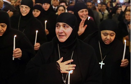 2014年3月10日,修女在叙利亚大马士革一座教堂祈祷,庆祝她们被叙利亚