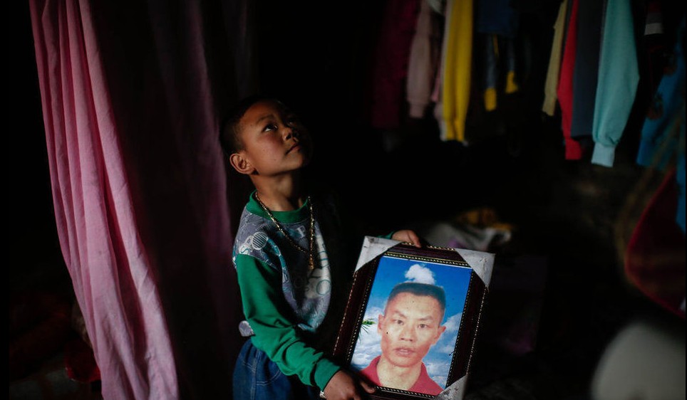 一个父亲交不起罚款而自杀的超生家庭