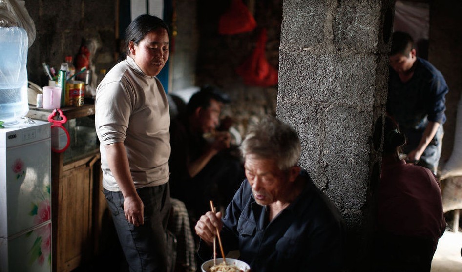 一个父亲交不起罚款而自杀的超生家庭