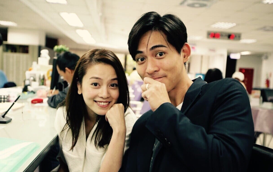 周渝民晒婚戒宣布与喻虹渊结婚求婚过程曝光