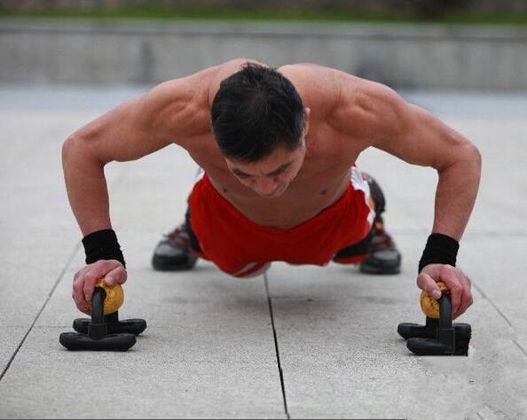 62岁老人冬天半裸健身成"不老男神" 全身魔鬼肌肉