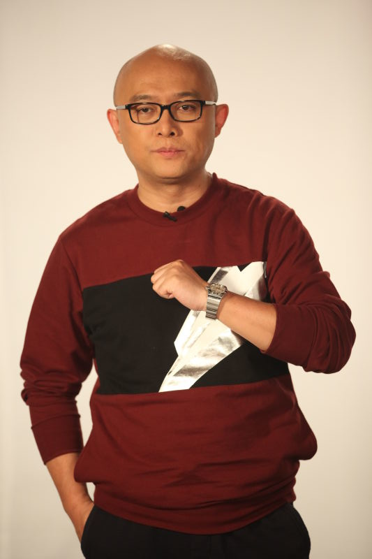 孟非曝光同机乘客拒调直椅背 对方:起飞关我何事