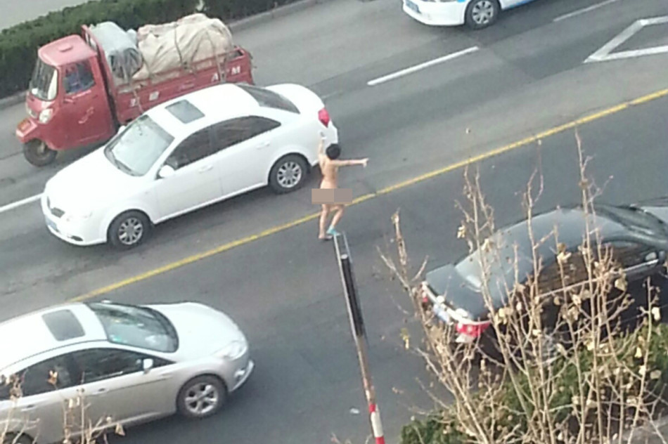 山东女子马路上一丝不挂"飞翔"裸奔 或精神失常
