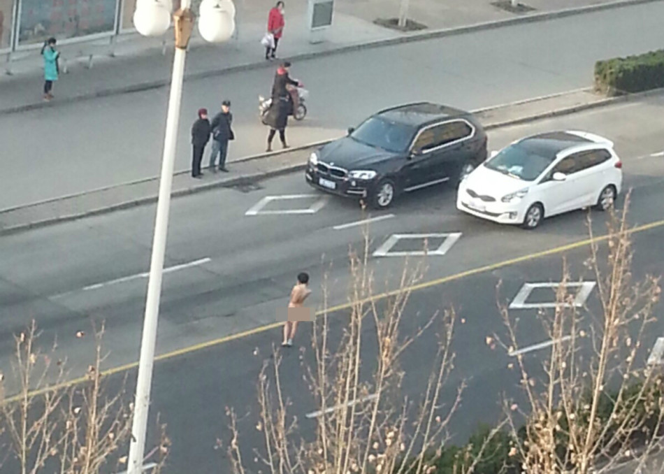 山东女子马路上一丝不挂"飞翔"裸奔 或精神失常