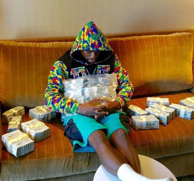 梅威瑟躺钱堆享受美女簇拥放言可随时开脱衣派对