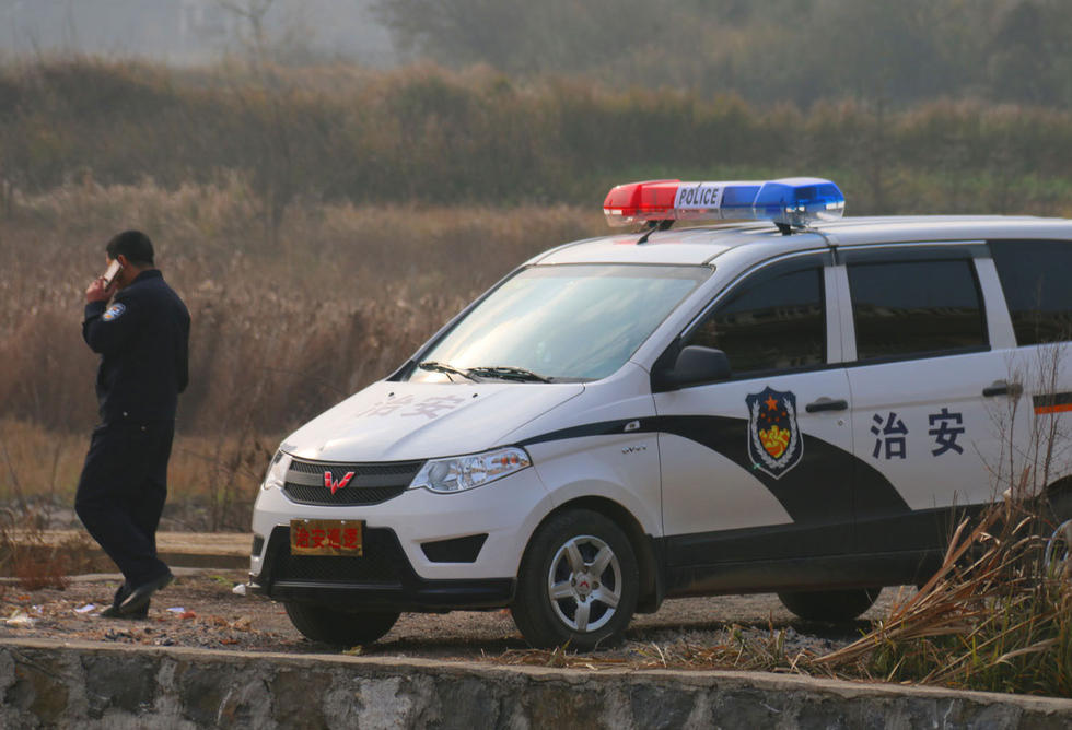 村支书擅自用面包车改装警车 抢记者航拍机称霸一方