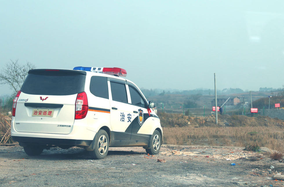 村支书擅自用面包车改装警车 抢记者航拍机称霸一方