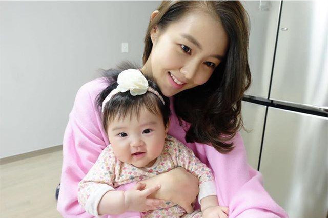 恒大金英权娇妻晒爱女照 小公主笑容甜美萌萌哒