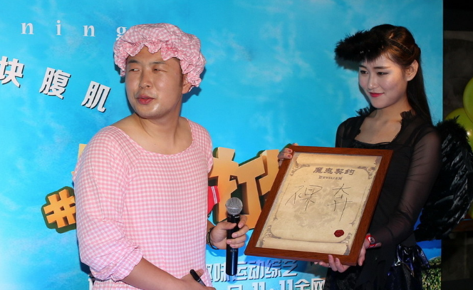 日前,根据媒体报道,杜海涛就在包贝尔婚礼上参与闹伴娘柳岩一事