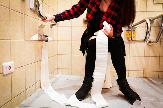 公厕马桶的干净程度总让人质疑,有些人选择半蹲,甚至用卫生纸将马桶圈